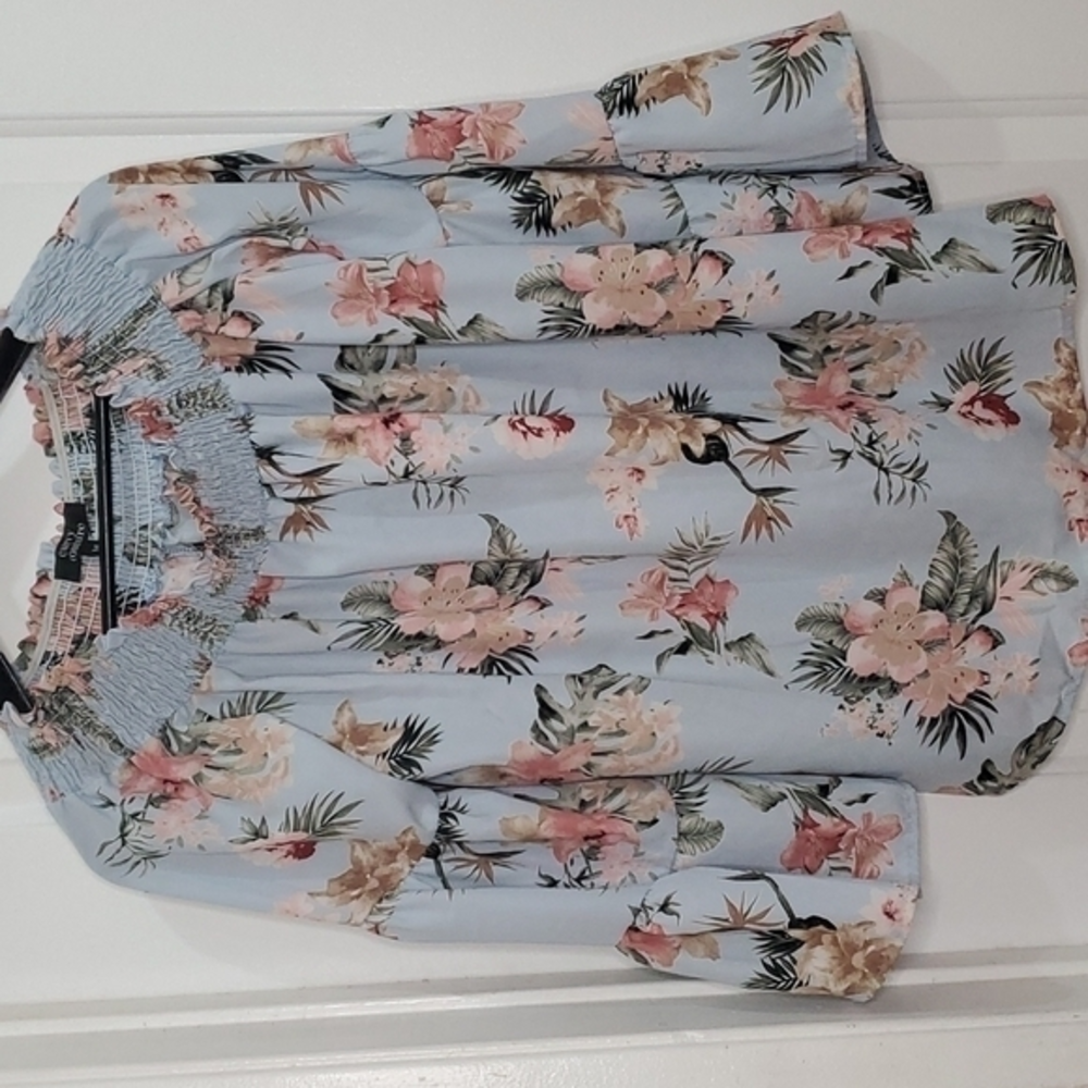 Curvy Couture belle sleeve blouse size Medium‎